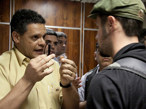 Prefeito da UnB foi agredido durante manifestação na reitoria nesta segunda (6) (Foto: Luiz Filipe Barcelos/Secom-UnB )