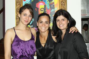 Estilistas Giselle Nasser e Andrea Ribeiro  posam ao lado da atriz Alice Braga, estrela da campanha da marca por duas temporadas (Foto: Divulgação)