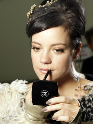 A cantora Lily Allen na campanha da Chanel usando o esmalte "Particuliere".   (Foto: Divulgação)