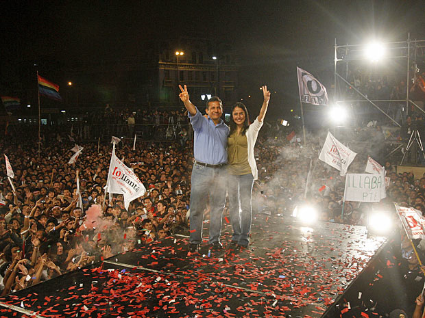 Ollanta Humala e sua mulher, Nadine Heredia, durante comício na noite de domingo (5), em Lima. (Foto: Karel Navarro / AP Photo)