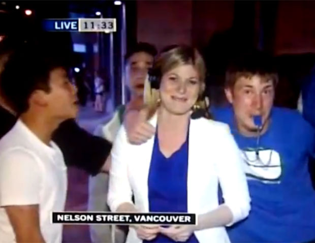 Bagunça de fãs de time de hóquei no gelo atrapalhou a repórter canadense. Os torcedores gritaram 'você é tão gata' durante entrada ao vivo (Foto: Reprodução/Internet)