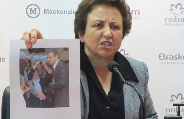 Ebadi mostra foto de uma advogada presa há 11 meses por defender pessoas contrárias ao regime iraniano   (Foto: Giovana Sanchez/G1)