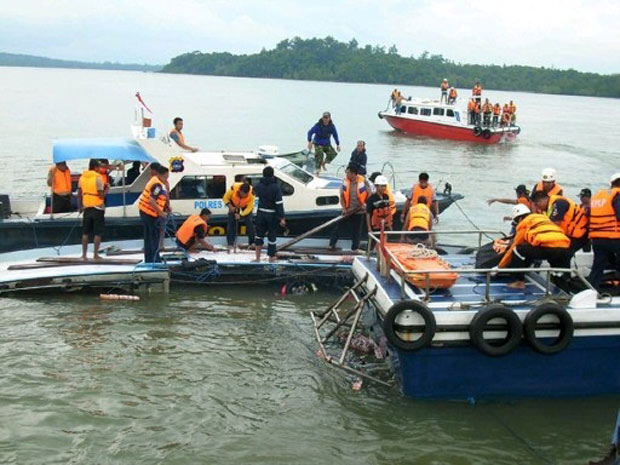 Equipes de resgate procuram por desaparecidos no local onde embarcação naufragou, na Indonésia (Foto: AFP)
