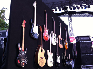 Instrumentos já doados para campanha do Rock in Rio por Capital Inicial, Jota Quest e outros artistas (Foto: G1)