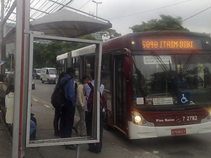 Ponto de ônibus na Zona Sul de SP (Foto: Roney Domingos/ G1)