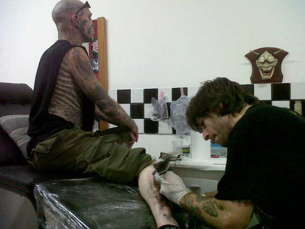 Rick Genest durante a sessão em que desenhou uma caveira e uma lacraia com o tatuador Paulo Grave.  (Foto: Divulgação/Radha Tattoo Ipanema)