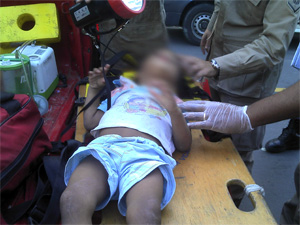 Criança cai de prédio em Cascadura, no Rio (Foto: Corpo de Bombeiros / Divulgação)