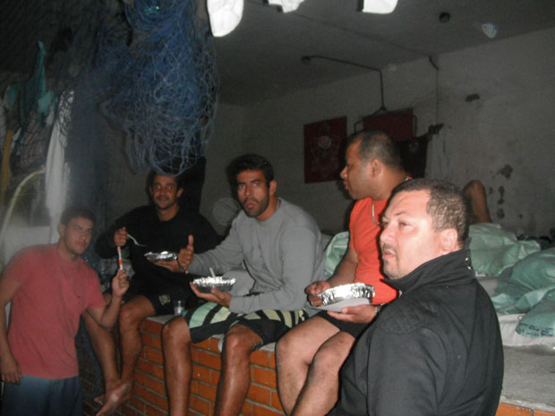 Os bombeiros  também reclamam da alimentação oferecida aos presos. (Foto: Divulgação)