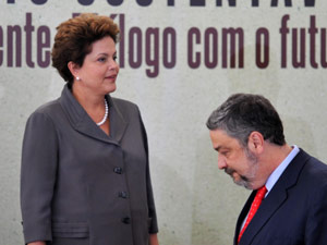 Palocci durante evento do governo na terça-feira (7); horas mais tarde, entregou carta em que pediu desligamento do cargo (Foto: Antonio Cruz / Agência Brasil)