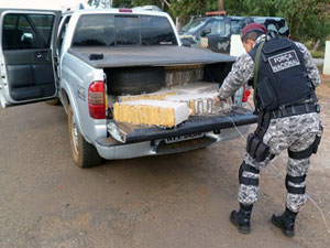 Maconha estava escondida em carroceria de picape furtada (Foto: Divulgação/Força Nacional)