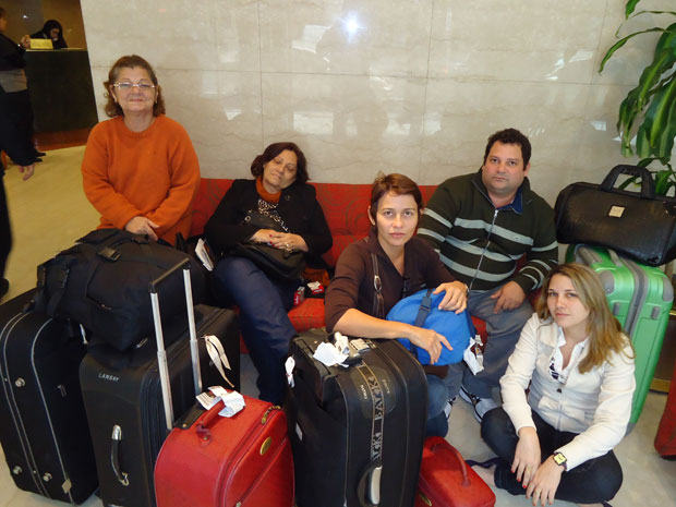 Kézia, à direita, e parte do grupo de brasileiros que se conheceram no aeroporto, vítimas dos cancelamentos (Foto: Arquivo pessoal/Kézia Dias)