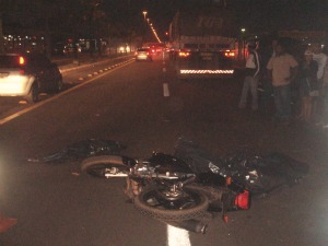 Motociclista tem cabeça esmagada por carreta em Três Lagoas, MS (Foto: Marco Campos/Rádio Caçula)