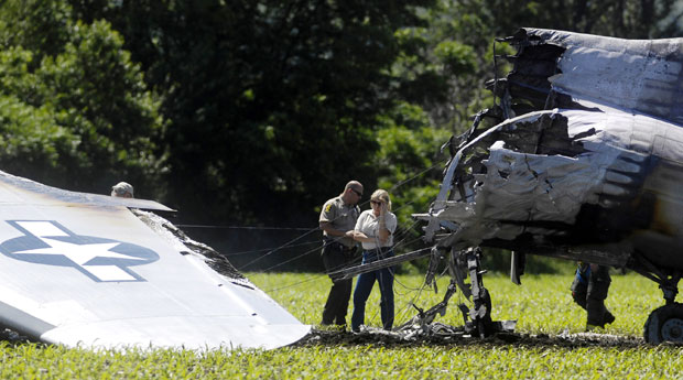 Segundo a Administração Federal de Aviação (FAA, da sigla em inglês), as sete pessoas a bordo teriam escapado sem ferimentos. (Foto: AP/Daily Herald)