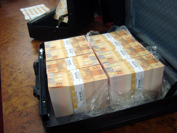 Notas falsas apreendidas soma R$ 600 mil (Foto: Divulgação/ Deic)