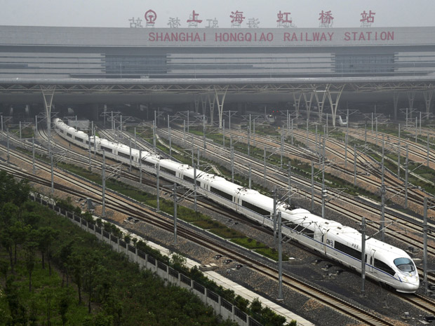 Imagem divulgada nesta segunda-feira (13) pelo governo da China mostra o trem de alta velocidade 380 A, na estação deHongqioa, em Xangai. As autoridades afirmaram que está tudo pronto para o início da operação do trem, que vai ligar Xangai a Pequim, no fi (Foto: AP)