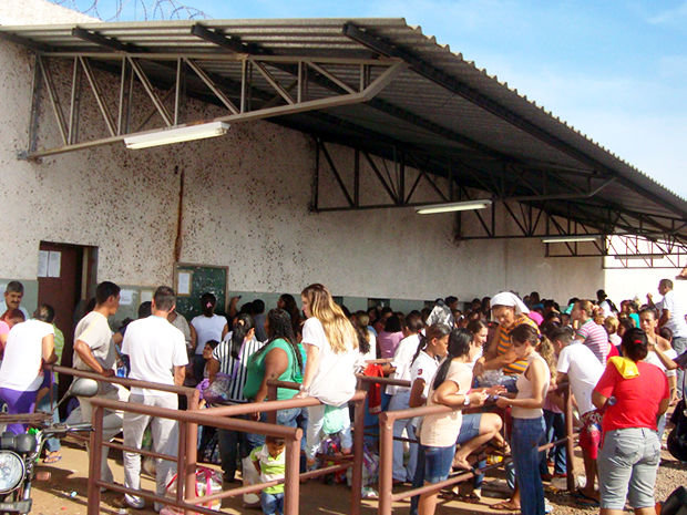 Fila para visita na Penitenciária Central do Estado, em Cuiabá (Foto: Kelly Martins/G1 MT)