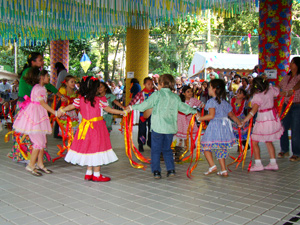 A tradicional festa do colégio Teresiano reúne crianças e adultos  (Foto: Divulgação Colégio Teresiano)