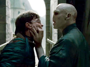 Daniel Radcliffe e Ralph Fiennes em cena de 'Harry Potter e as relíquias da morte - parte 2', que estreia em 15 de julho (Foto: Divulgação/Warner Bros.)