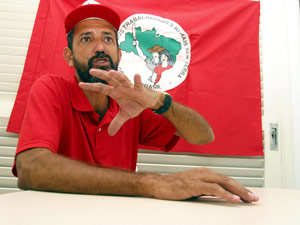 José Rainha Júnior fala sobre ocupações de fazendas na Bahia em 2004 (Foto: Agência A Tarde / Arquivo /  Agência Estado)