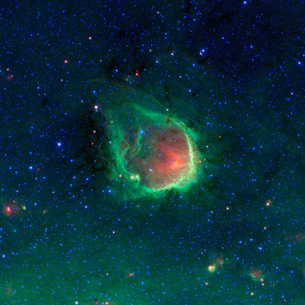 Cor esmeralda do anel em RCW 120 pode ter explicação no brilho de estrelas gigantes do tipo 'O'. (Foto: Nasa / via AP Photo)