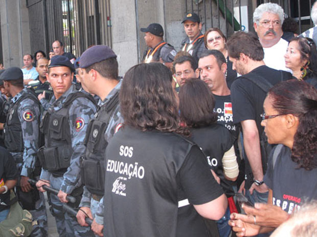 Professores cercam predio da secretaria no Rio (Foto: Aluizio Freire/G1)