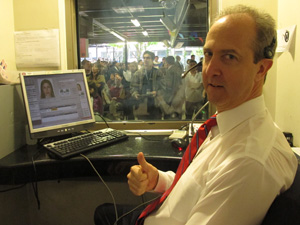 Cônsul-geral Thomas Kelly registra pessoas que querem visto (Foto: Paulo Toledo Piza/G1)