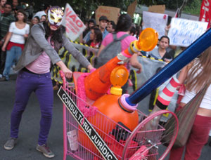 Danilo Bezerra guiava o 'tanque de guerra rosa da liberdade' em manifestação (Foto: Gustavo Petró/G1)
