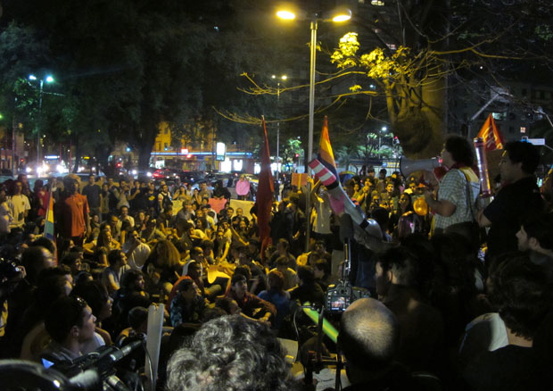 Manifestantes sentaram para fazer protesto na Praça Oswaldo Cruz (Foto: Gustavo Petró/G1)