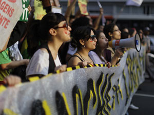 Participantes da caminhada carregam faixa (Foto: Nelson Antoine/Fotoarena/AE)