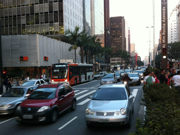 Lentidão no sentido Consolação da Avenida Paulista às 17h15 (Foto: Paulo Toledo Piza/G1)