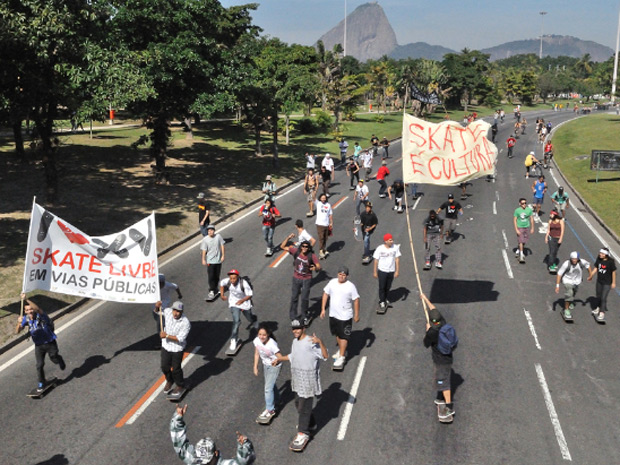 Skatistas fizeram manifestação no Rio neste domingo (19) (Foto: Deive Coutinho/VC no G1)