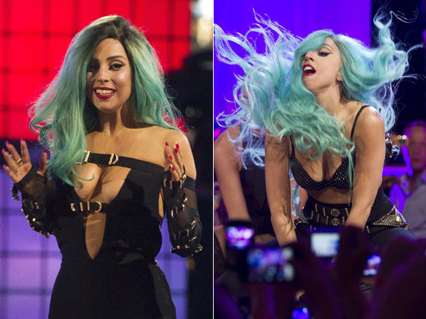 Usando cabelos longos e azuis, a cantora americana Lady Gaga se apresentou na noite deste domingo (19) no MuchMusic Video Awards. A cerimônia foi realziada em Toronto, no Canadá. (Foto: AP)