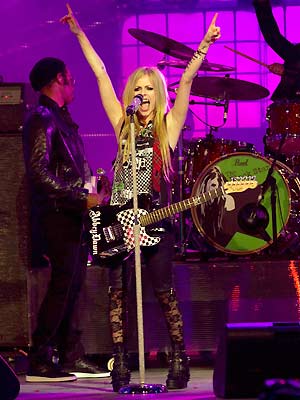 Avril Lavigne se apresenta durante o MuchMusic Video Awards 2011, realizado no último domingo (19), em Toronto (Foto: AP)