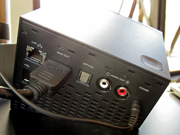 Conexões HDMI, RCA e USB ficam na parte traseira do Boxee Box (Foto: Gabriel dos Anjos/G1)