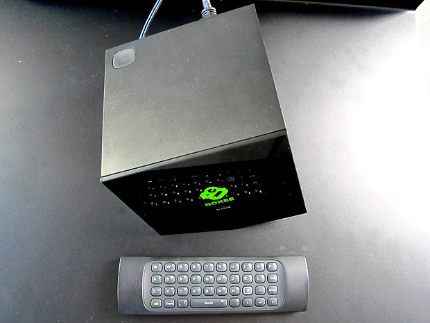D-Link Boxee Box  e controle remoto que serve de teclado (Foto: Gabriel dos Anjos/G1)