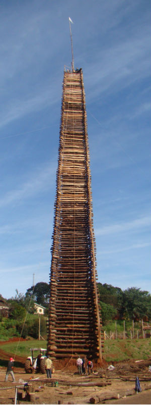 Foram utilizados 220 m³ de madeira na fogueira de 55 metros altura, em São João (PR). (Foto: Divulgação)