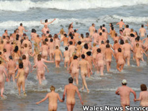 Cerca de 400 pessoas participaram do mergulho em massa (Foto: Wales News Service)