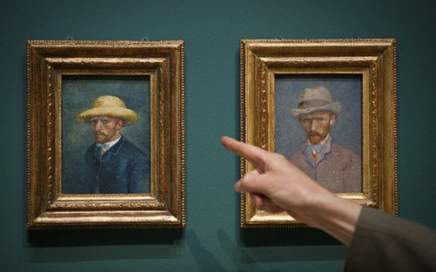 À esquerda, quadro de Van Gogh que o museu acredita ser, na verdade, o retrato de seu irmão, Theo (Foto: Ilvy Njiokiktjien/AFP)