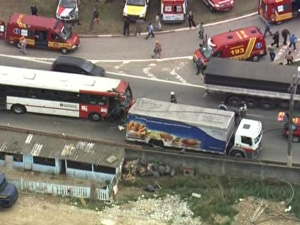 Colisão entre ônibus e caminhão deixou diversos feridos (Foto: Reprodução/TV Globo)