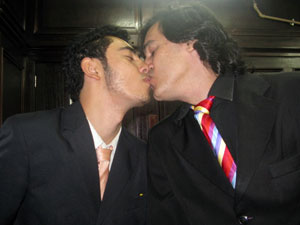 O casal gay Léo Mendes e Otílio Torres (Foto: Tássia Thum/G1)
