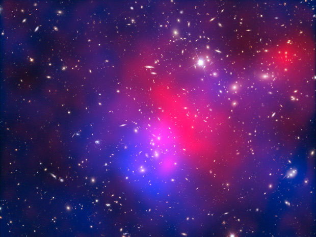 Aglomerao de galáxias Abell 2477 foi formado a partir da colisão de quatro grupos de galáxias menores, como indica o estudo com participação brasileira do ESO. (Foto: ESO)