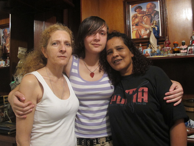 Célia (à esq.), sua filha e a namorada também vão à Parada Gay (Foto: Paulo Toledo Piza/G1)