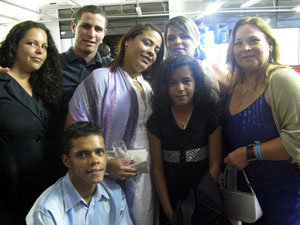 A família de Esther Silveira viajou 140 km para assistir à união dela com Danielle Mello (Foto: Tássia Thum/G1)