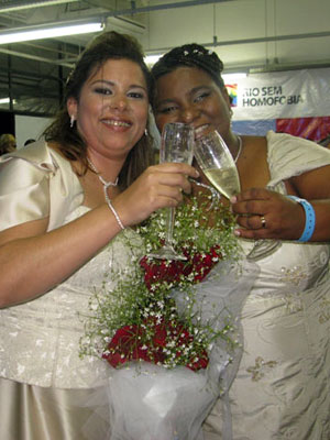 O casal formado pelas noivas Beatriz e Marcelle brinda o dia do 'sim' (Foto: Tássia Thum/G1)