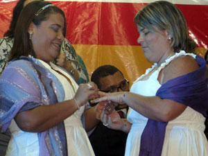 Esther Silveira e Danielle Mello trocam alianças durante cerimônia no Rio (Foto: Tássia Thum/G1)