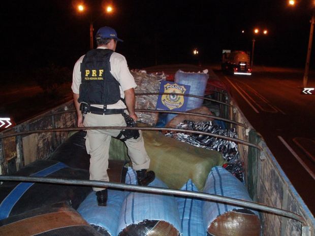 Cinco toneladas de roupas contrabandeadas são apreendidas em MS (Foto: Divulgação/PRF)