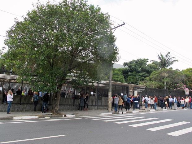 Fila em frente ao consulado americano na capital paulista (Foto: Luciana Bonadio/G1)