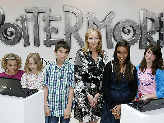 J.K. Rowling posa com crianças durante o anúncio oficial de Pottermore (Foto: AP)