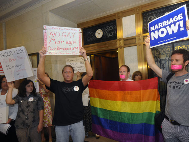 Ativistas contra e pró casamento gay fazem manifestação em Albany, no estado de Nova York, nesta quinta-feira (23) (Foto: Hans Pennink / AP)