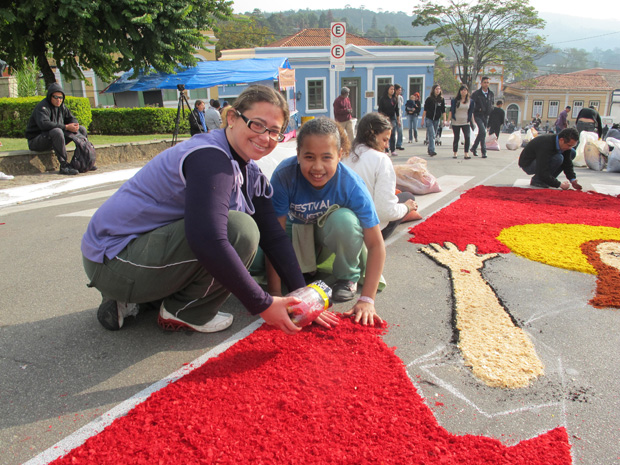 Mãe e filha participam de elaboração de tapete em Santana de Parnaíba (Foto: Letícia Macedo/ G1)